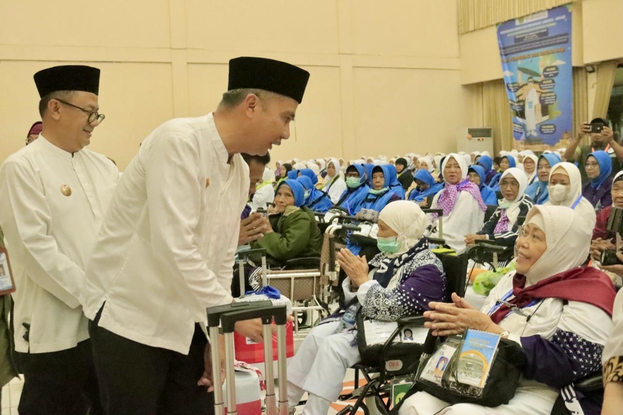 Pj. Gubernur Jawa Barat dan Pj Wali Kota Bekasi Lepas Kloter Pertama Jamaah Haji