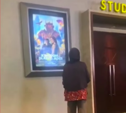 Kalian yang Apes! Viral Gerombolan Wanita Tertawakan Seorang Ibu Lihat Poster Bioskop