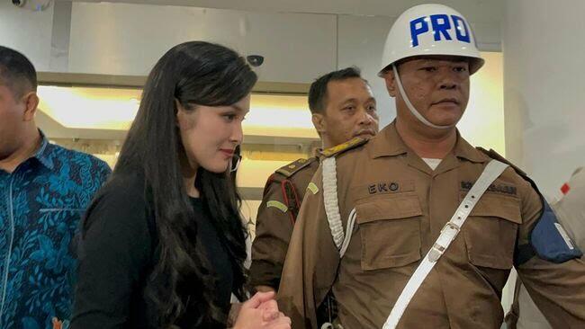 Diperiksa Kejagung Selama 10 Jam, Sandra Dewi Bungkam dan Lesu di Hadapan Media!