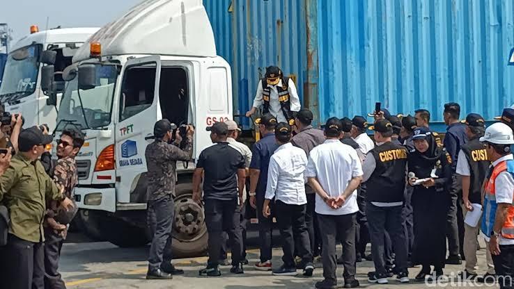 Sri Mulyani Cek Tumpukan Barang Impor di Priok hingga Naik ke Truk Kontainer