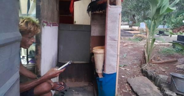 Kecanduan Judi Online, Pria di Depok Jual Rumah dan Pilih Tinggal di Makam!