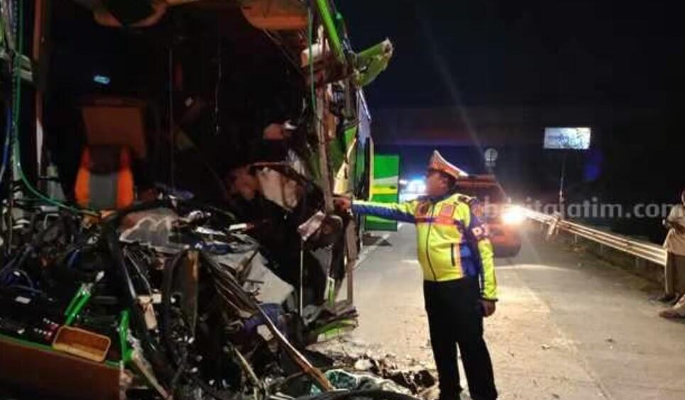 Bus Rombongan Study Tour Kecelakaan di Tol Jombang-Mojokerto, 2 Tewas 15 Terluka