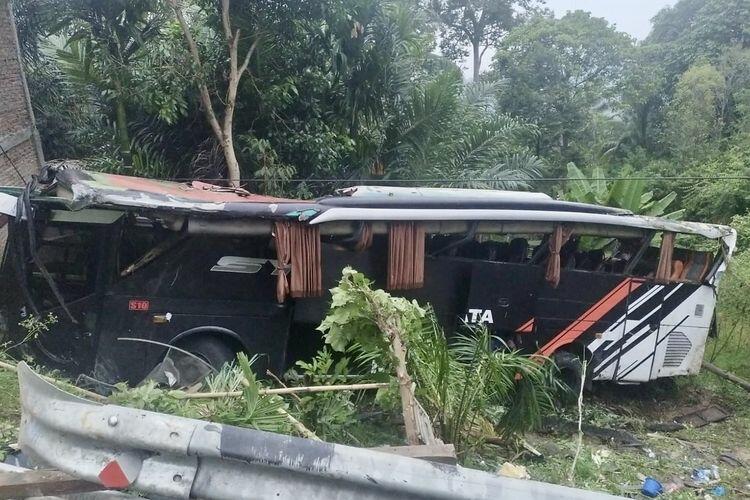 Terjadi Lagi, Bus Rombongan Study Tour Masuk Jurang Gegara Rem Blong!