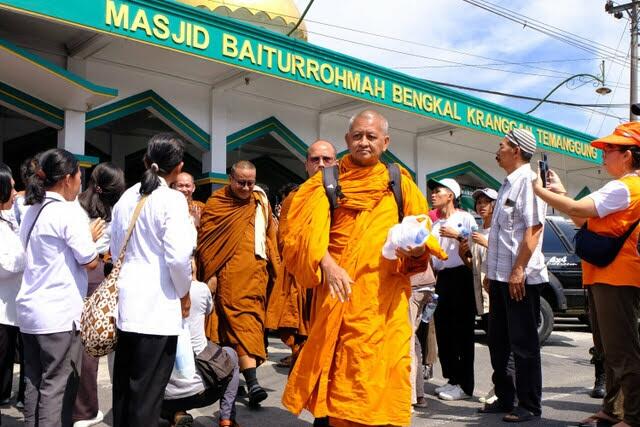 Ketua MUI Kritik Biksu Thudong yang Dijamu Warga di Masjid: Ini Kebablasan!