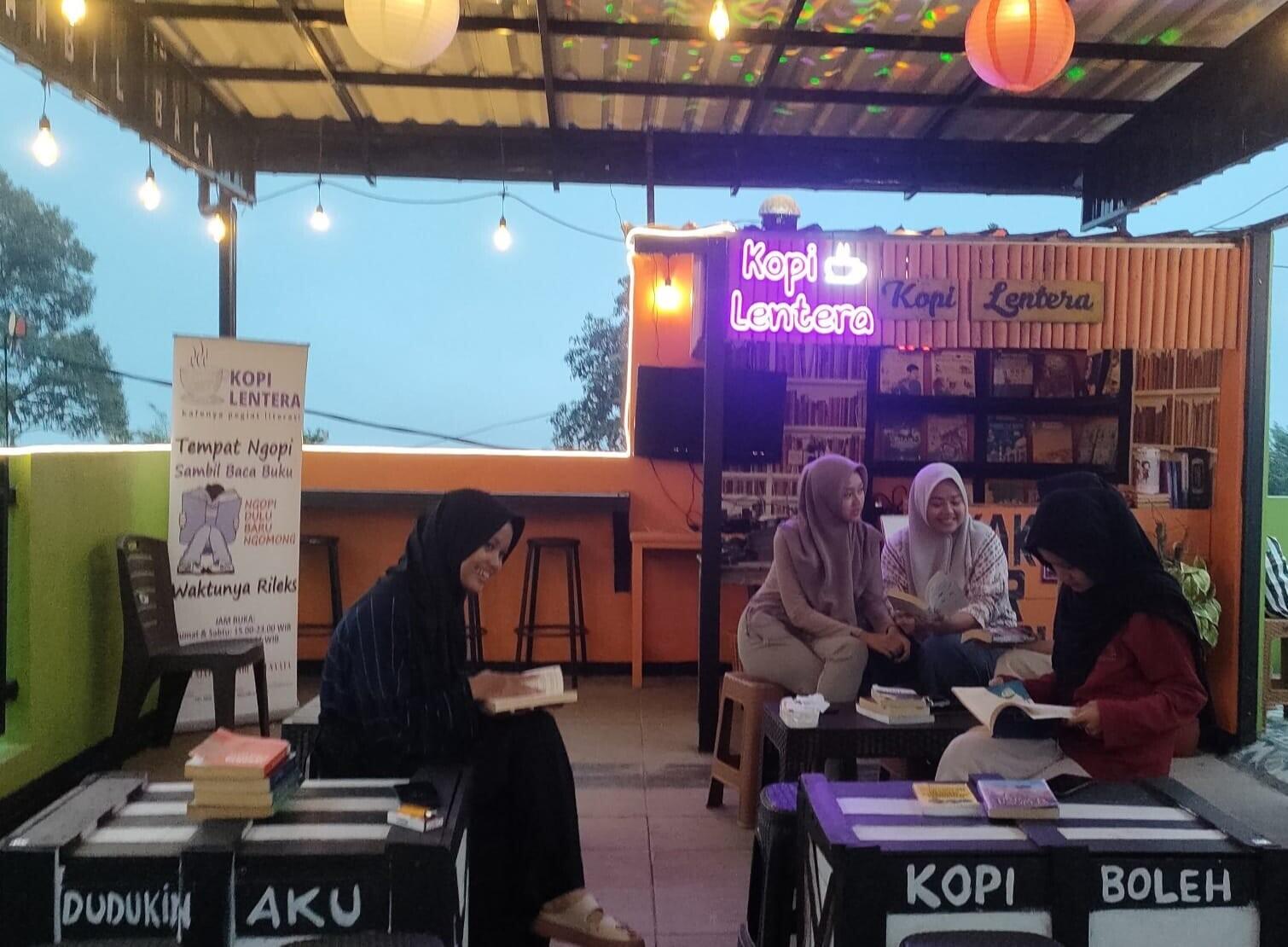 Ada Lho, Tempat Ngopi Sambil Baca di Kaki Gunung Salak
