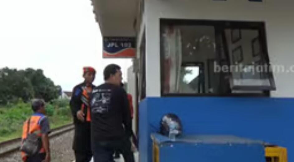 Mobil Grab Vs Kereta Api di Blitar Diduga Petugas KA Telat Turunkan Palang Pintu