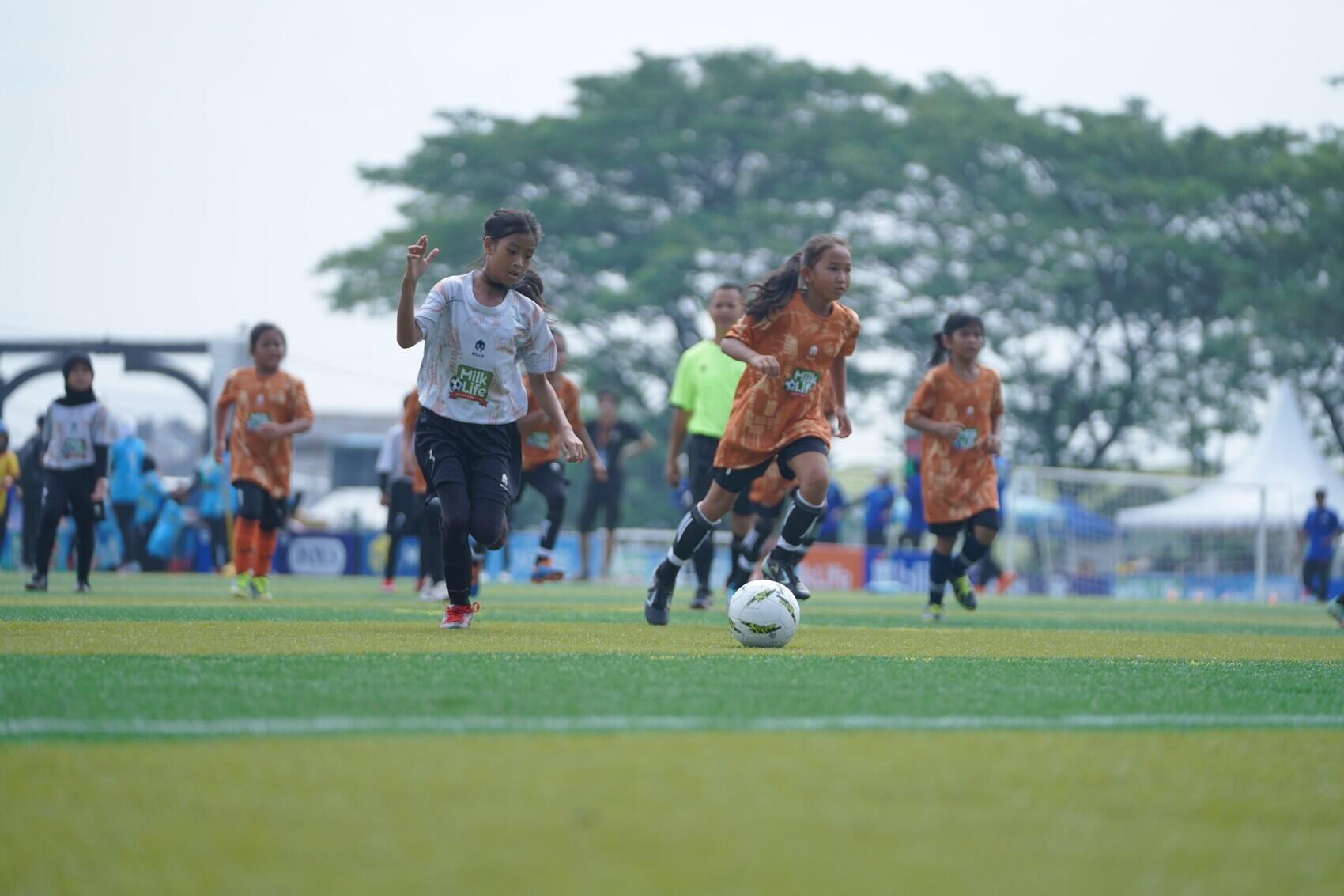368 Siswi Jakarta Raya beraksi di MilkLife Soccer Challenge