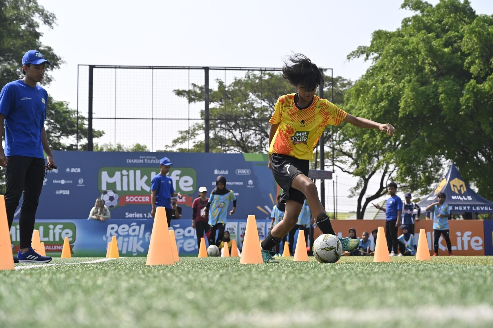368 Siswi Jakarta Raya beraksi di MilkLife Soccer Challenge
