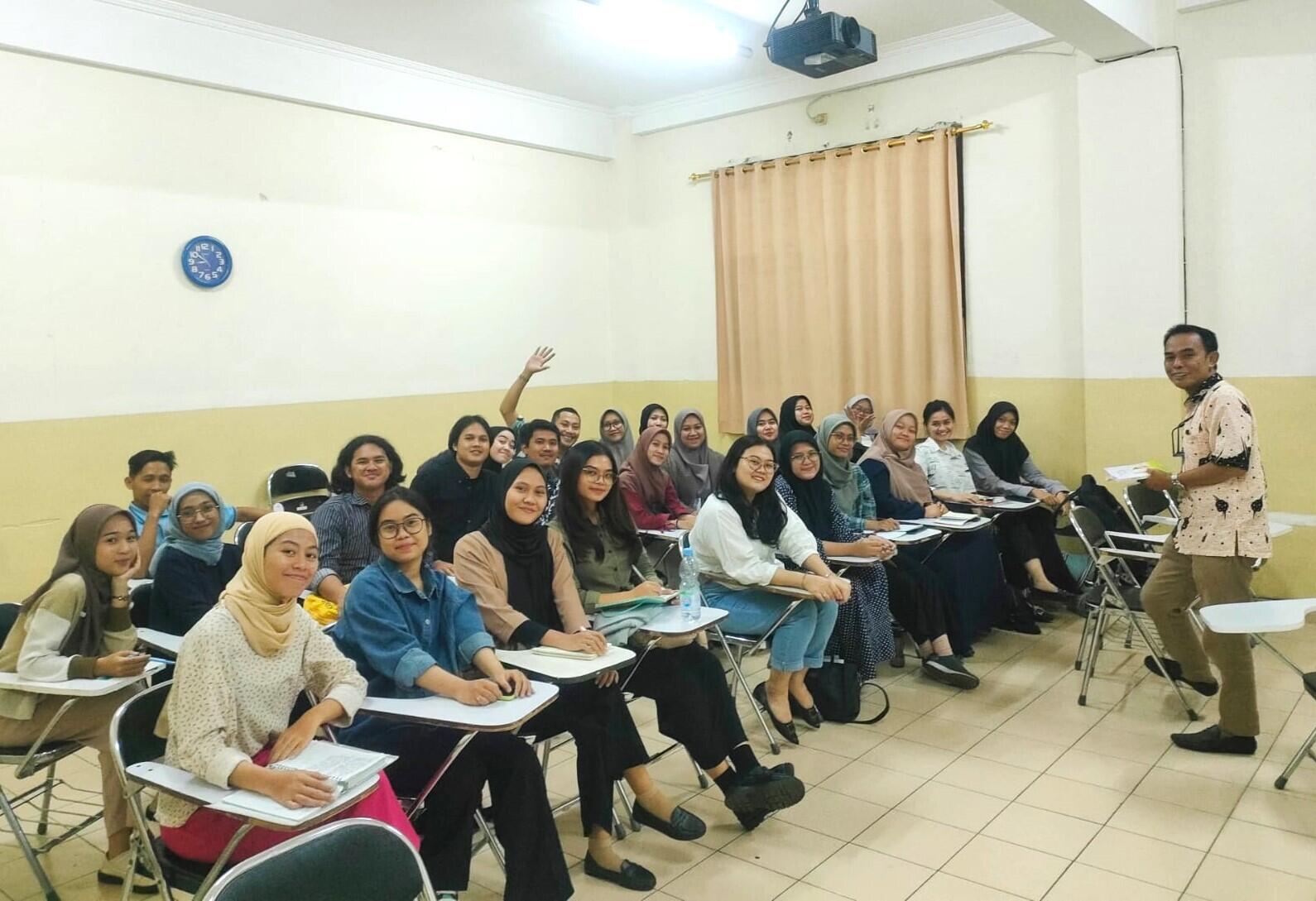 Mahasiswa Memacu Imajinasi Saat Kuliah Menulis Kreatif