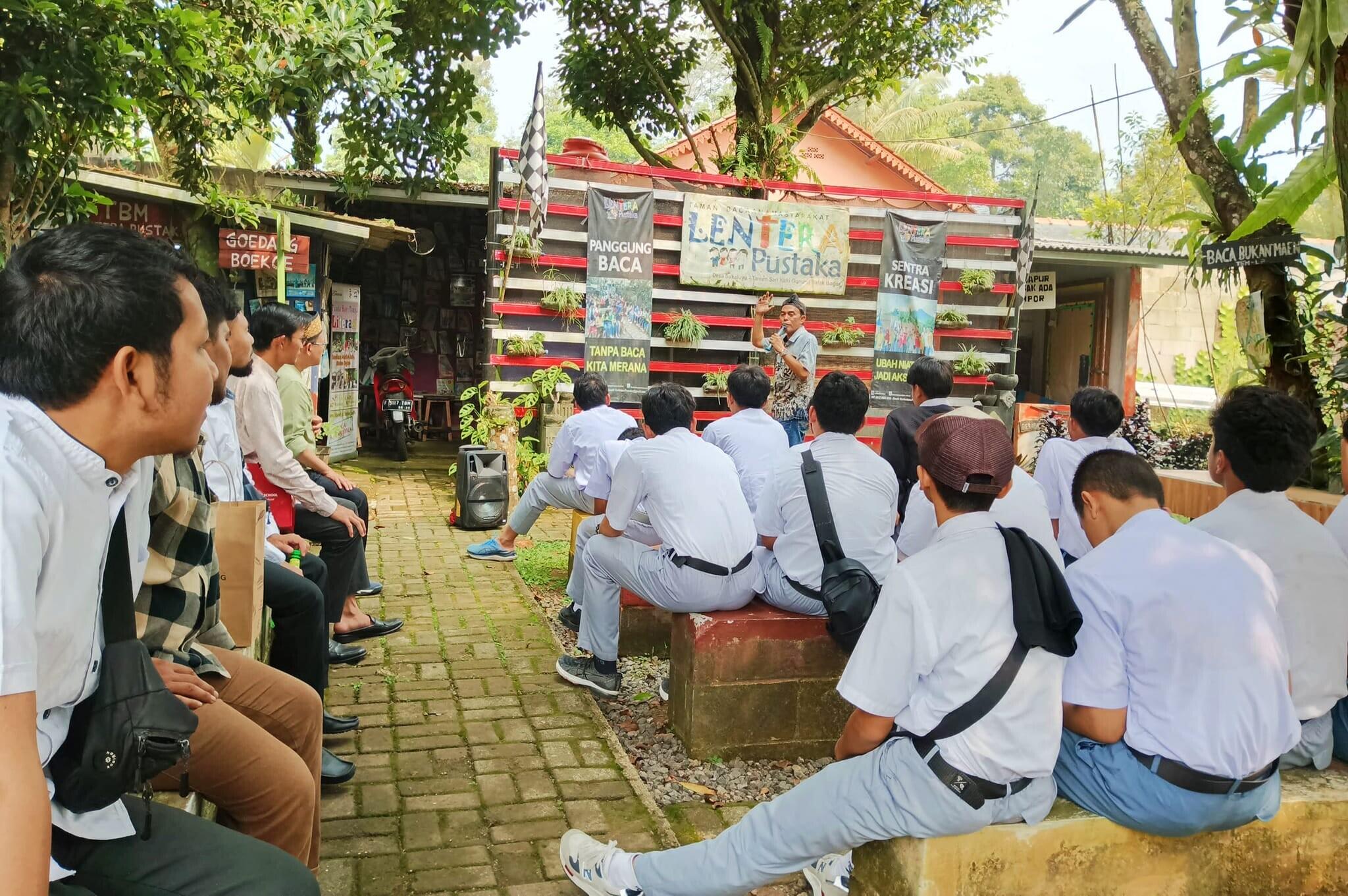 Siswa SMU JIBS Lakukan Kunjungan Literasi ke Taman Bacaan