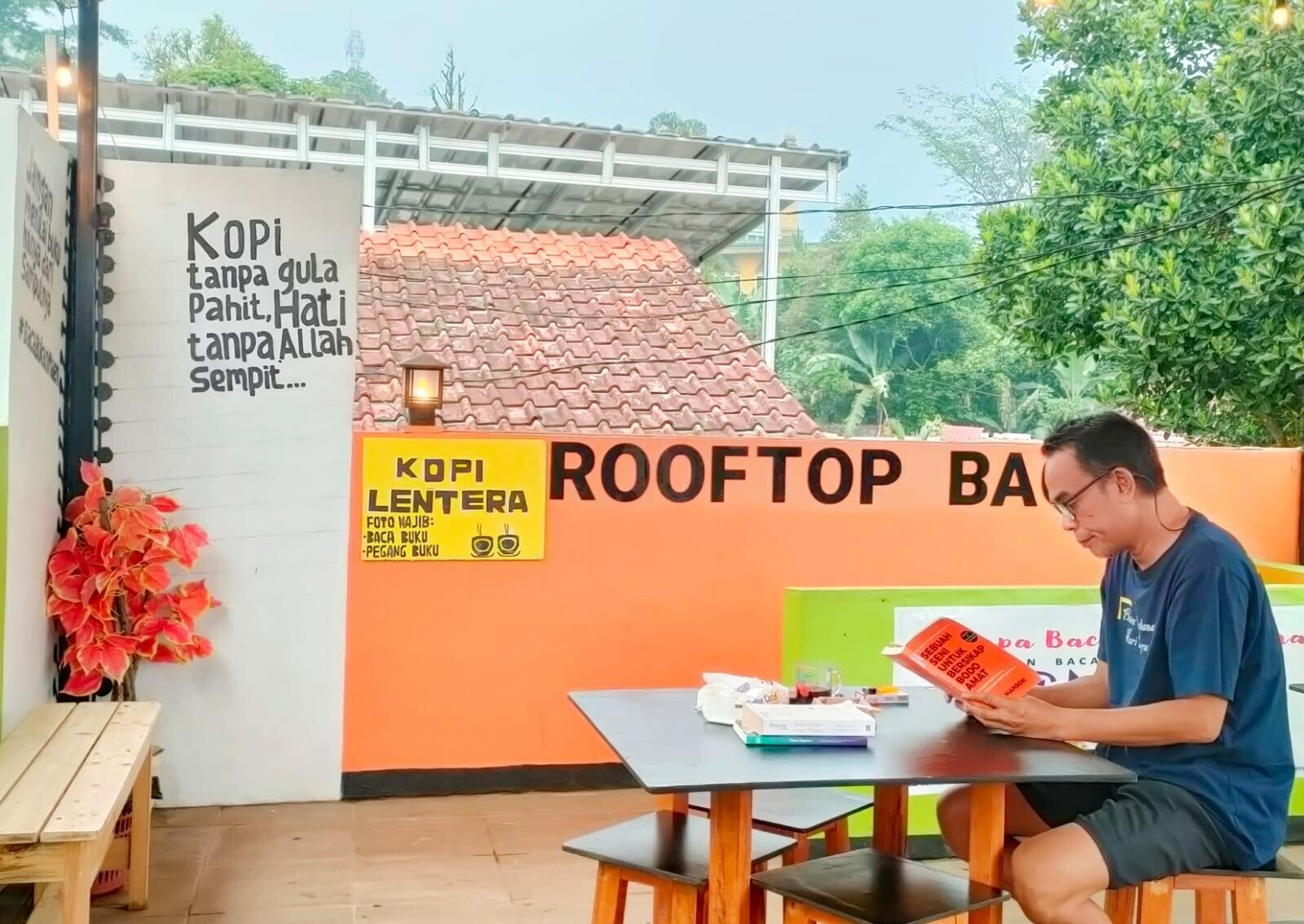 Baca Buku Sore di Kopi Lentera, Pentingnya Bersikap Bodo Amat