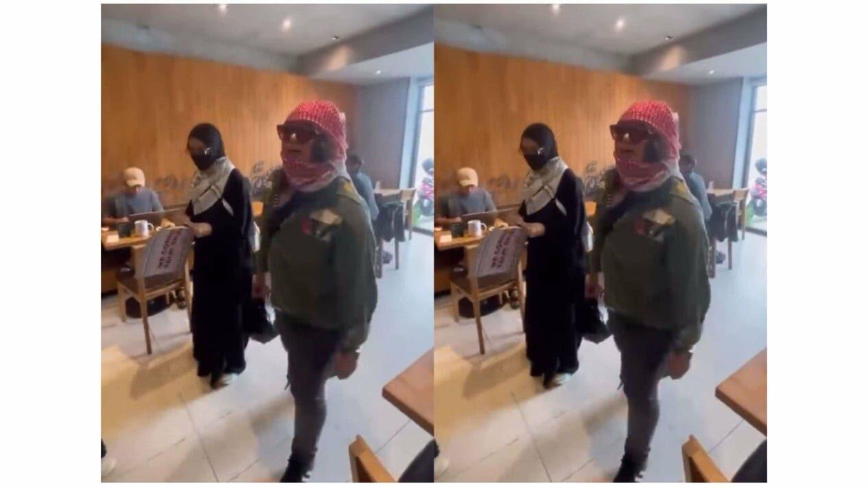 Massa Pembela Palestina Geruduk Gerai Starbucks dan Orasi di Depan Pengunjung!