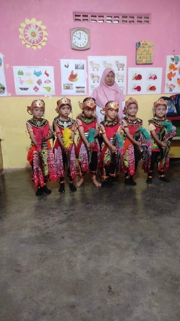 Acara Perpisahan TK Dharma Wanita PGRI Kedaleman Wetan Berjalan Lancar dan Meriah