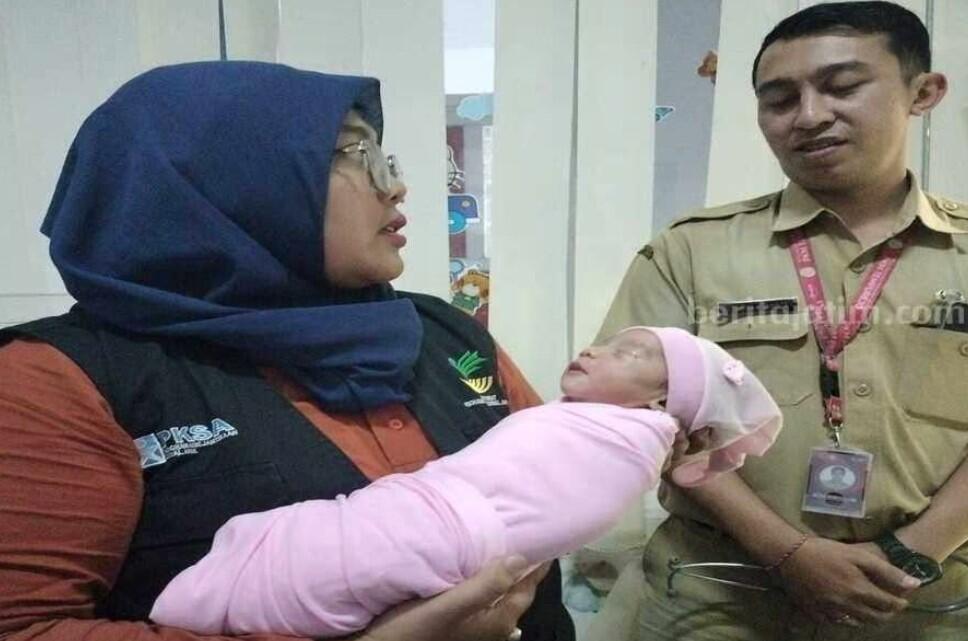 Ada Suara Mirip Kucing, Eh Warga Jember Temukan Bayi dalam Timba Bekas Cat