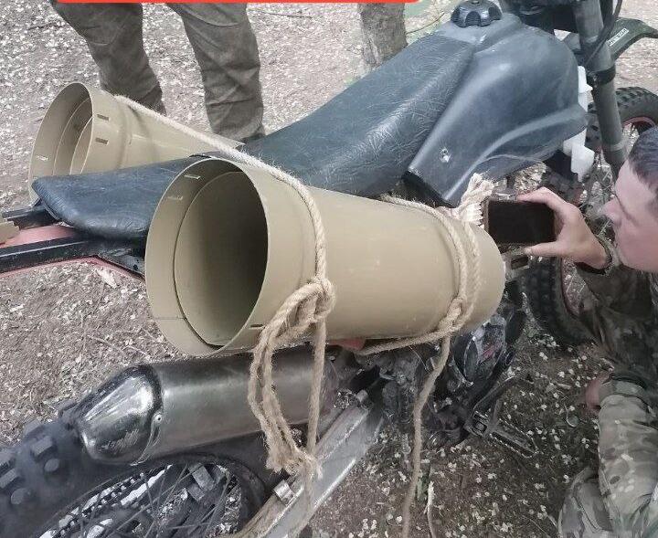 Ide Kreatif ala Pasukan Rusia, Pakai Sepeda Motor Trail Untuk Antar Paket Amunisi