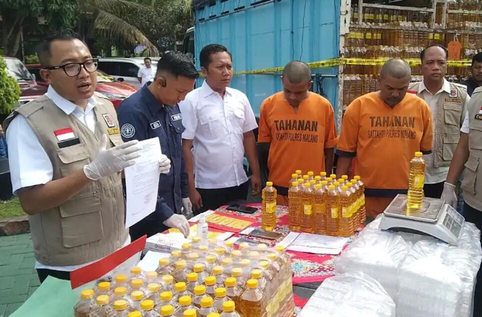 Penjual Minyak Goreng Ilegal di Malang Cuan Rp400 Juta Sebulan