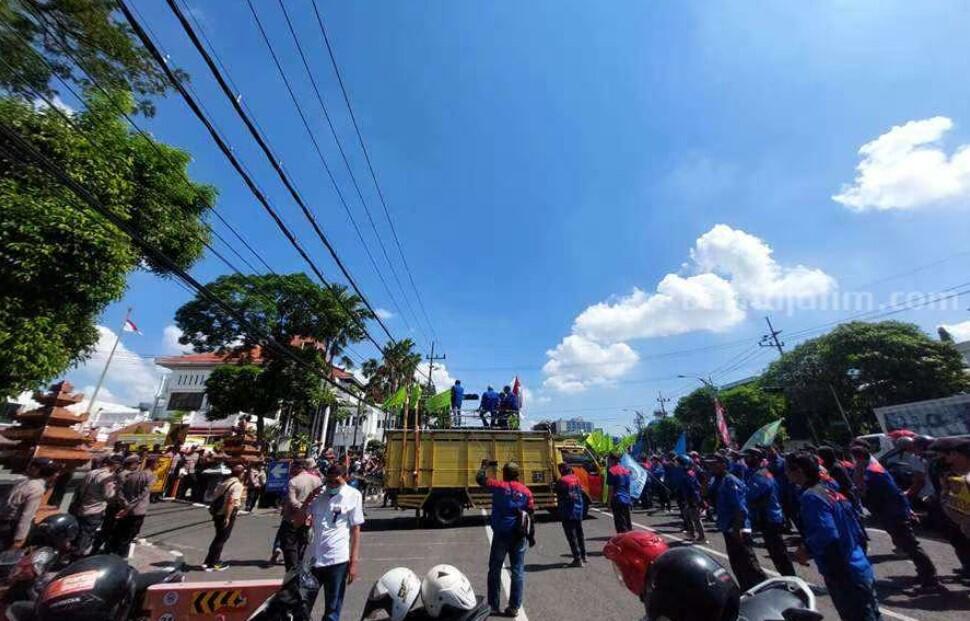 Ratusan Buruh Demo di DPRD Jatim Tolak Tapera