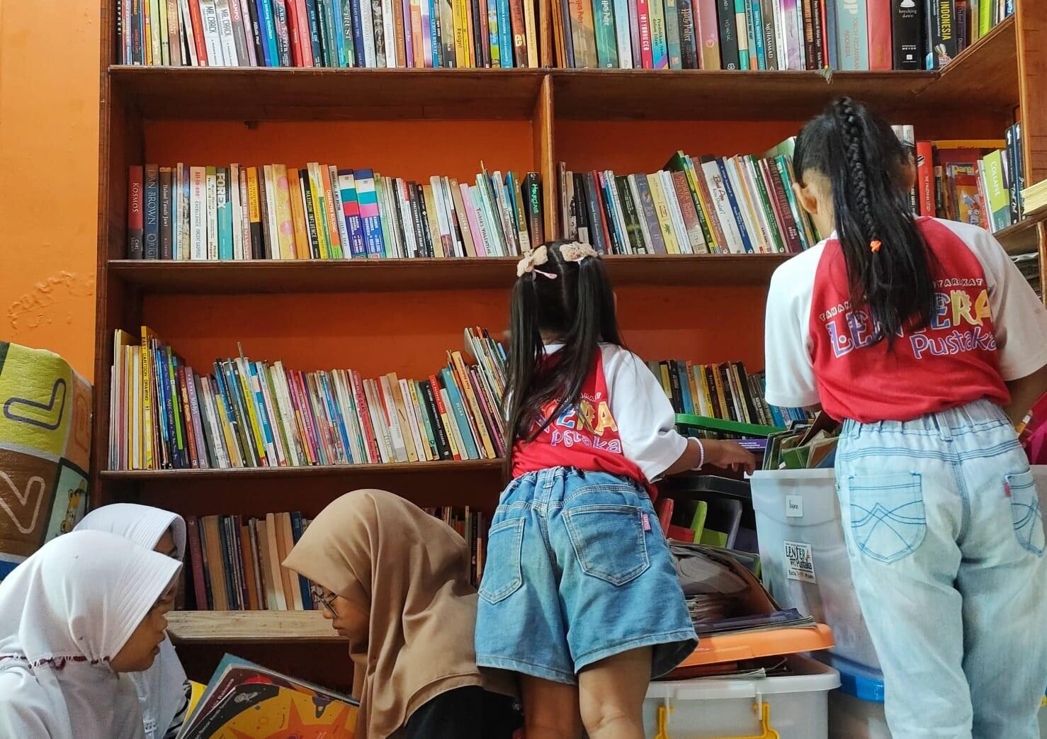Kisah Dua Anak Berambut Panjang di Taman Bacaan