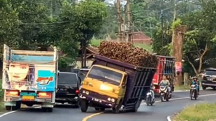 Nafas Tua Colt Diesel, Dipaksa Miring Saat Lewat Jalur Ekstrim