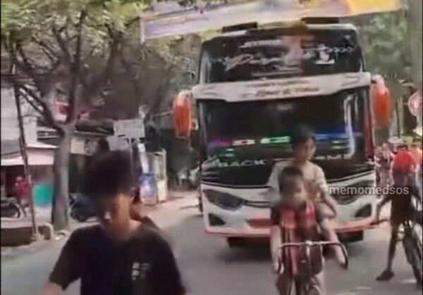 Viral Video Detik-detik Bocah Terlindas Bus Saat Berburu Klakson Telolet di Jalan!