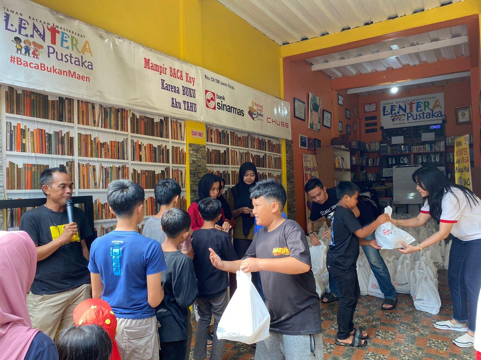 Bank Sinarmas Salurkan Sapi Qurban untuk 200 Keluarga Pengguna Taman Bacaan di Bogor