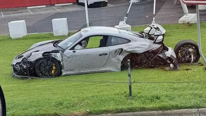 Senggol Truk Kontainer, Porsche 911 GT2 RS Langsung Ambyar