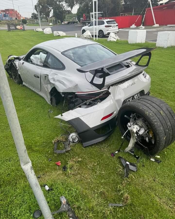 Senggol Truk Kontainer, Porsche 911 GT2 RS Langsung Ambyar