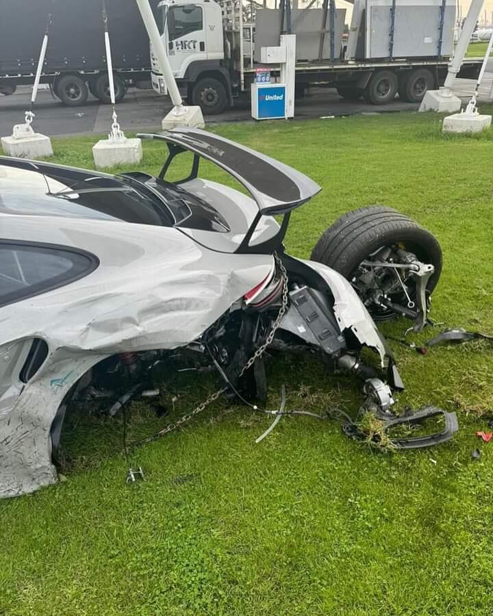 Senggol Truk Kontainer, Porsche 911 GT2 RS Langsung Ambyar