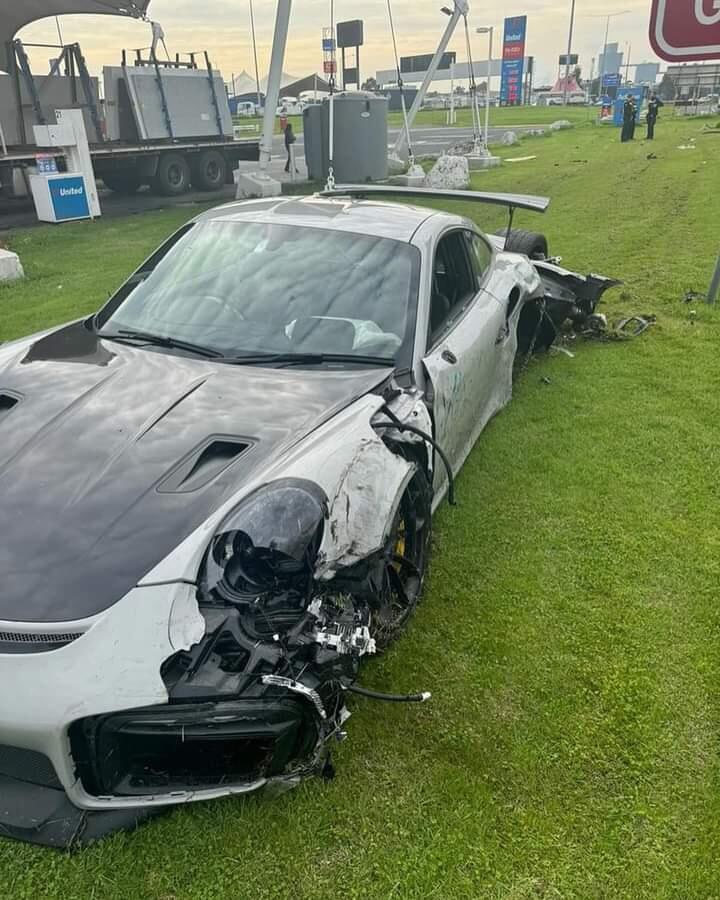 Senggol Truk Kontainer, Porsche 911 GT2 RS Langsung Ambyar