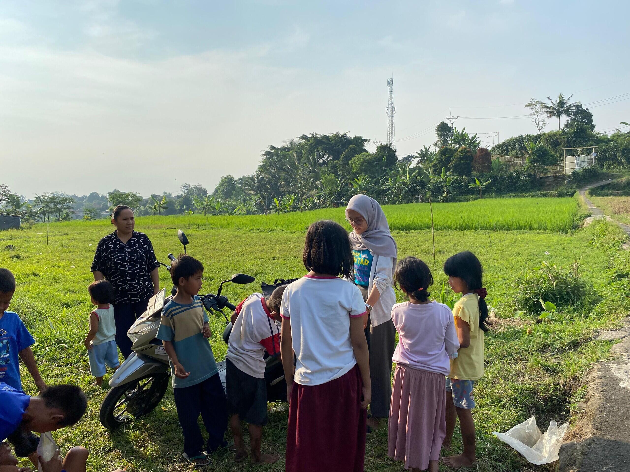 Berkendara Motor, Relawan Cewek Sediakan Akses Bacaan Anak di Kaki Gunung Salak
