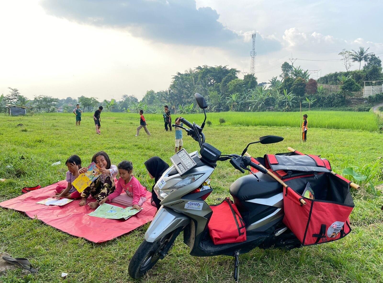 Membaca Senja di Motor Baca Keliling
