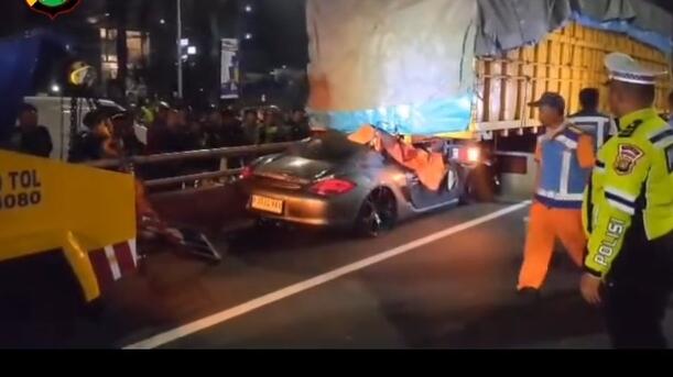 Porsche Cayman Seruduk Truk di Tol Dalam Kota Jakarta, Pengemudi Meninggal Dunia