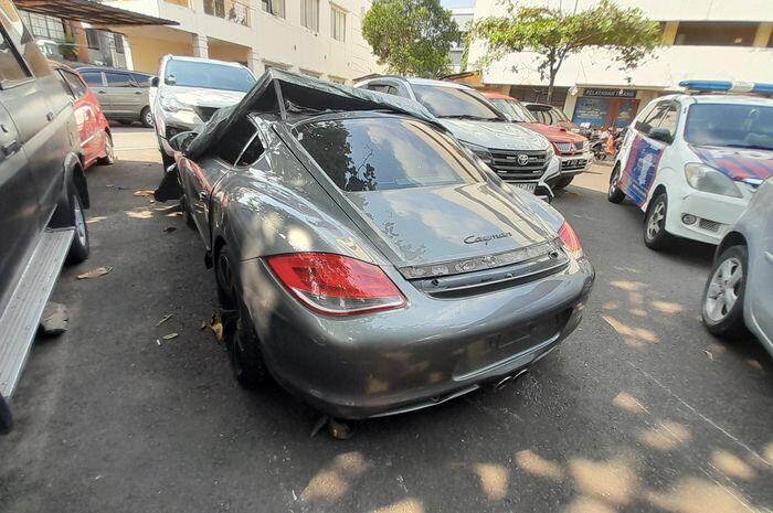 Porsche Cayman Seruduk Truk di Tol Dalam Kota Jakarta, Pengemudi Meninggal Dunia