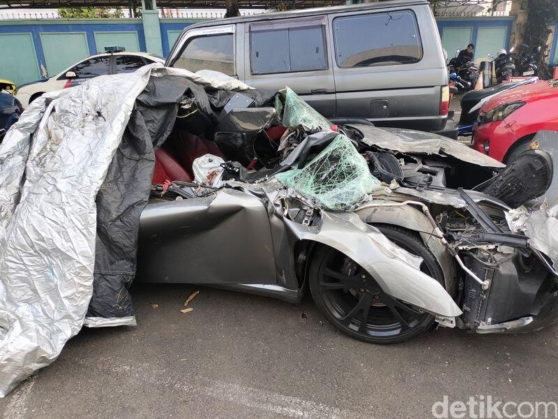 Porsche Cayman Seruduk Truk di Tol Dalam Kota Jakarta, Pengemudi Meninggal Dunia