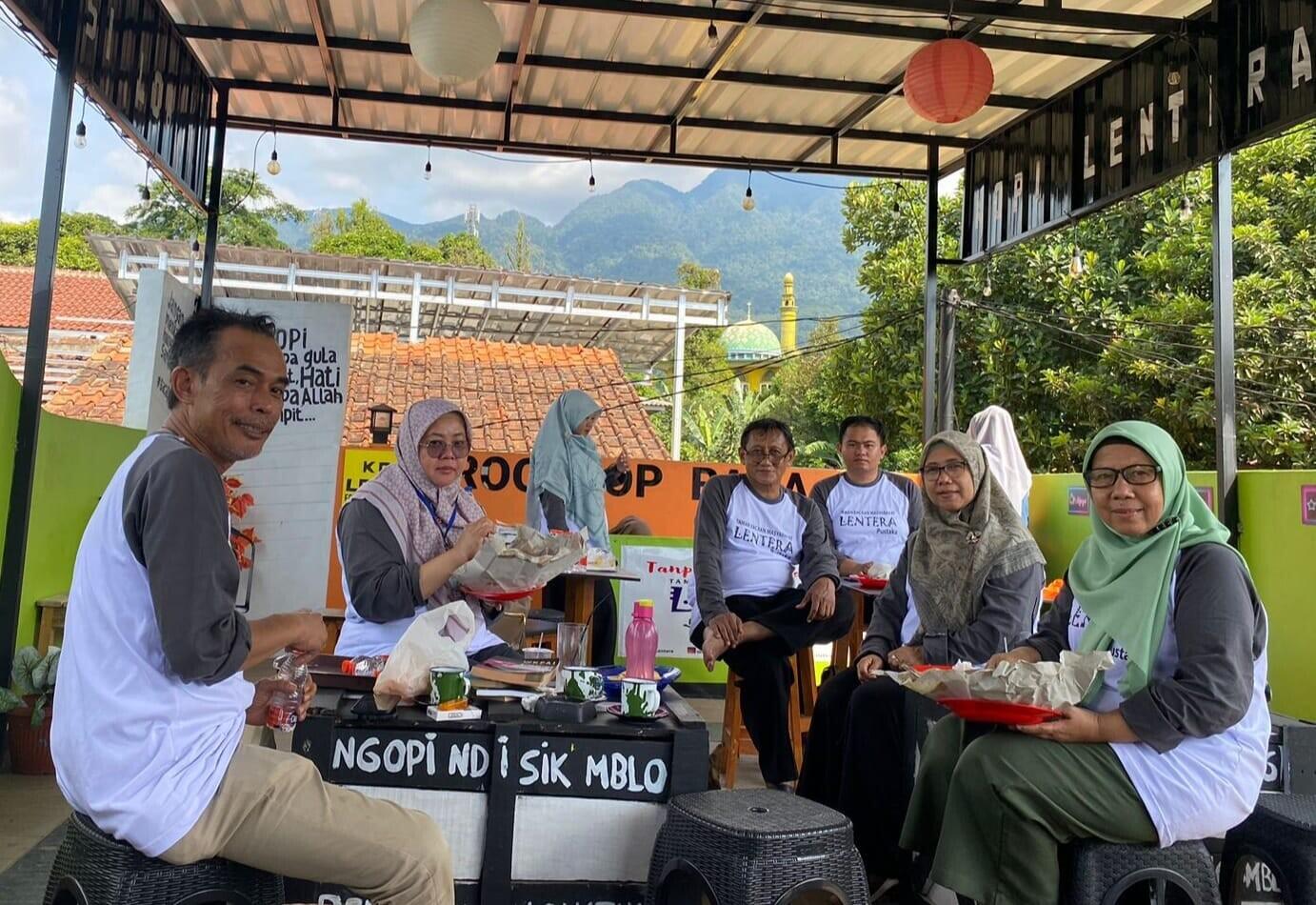 Alumni Angkatan 89 PBSI FBS UNJ Ngobrol Bareng di TBM Lentera Pustaka Bogor