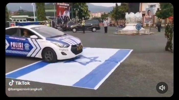 Polisi RI Lindas Bendera Israel Pakai Mobil bakal Disanksi, Pak Kasat: Nggak Sengaja!