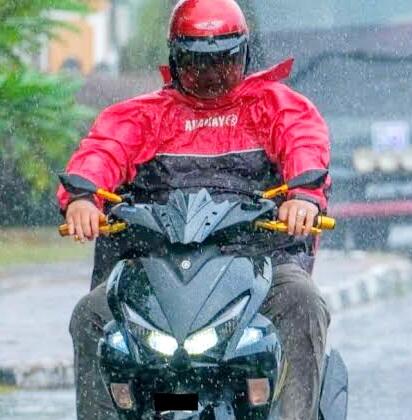 5 Alasan Kenapa Orang Pakai Jaket Motor Dibalik, Kamu Pasti Pernah?