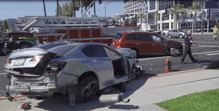 Tesla Model Y Seruduk 5 Mobil, Tiga Orang Terluka