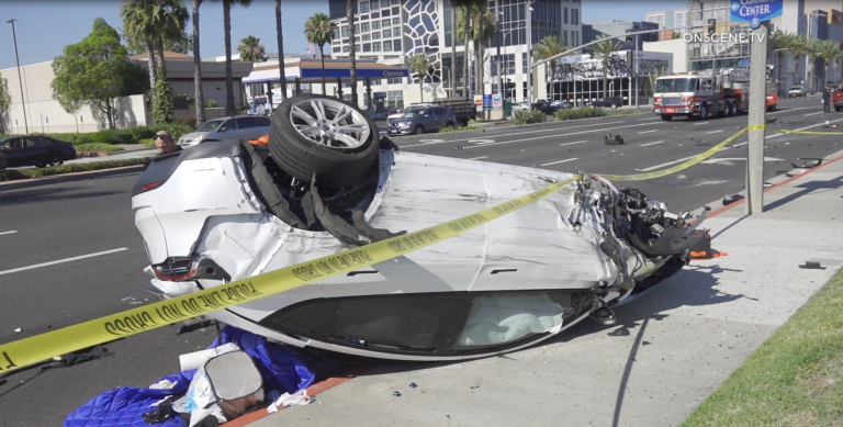 Tesla Model Y Seruduk 5 Mobil, Tiga Orang Terluka