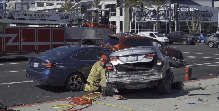 Tesla Model Y Seruduk 5 Mobil, Tiga Orang Terluka