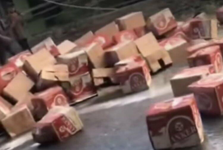 Truk Terbalik, Muatan Berisi Bir Berserakan! Warga Membantu Sambil Minum di Tempat!