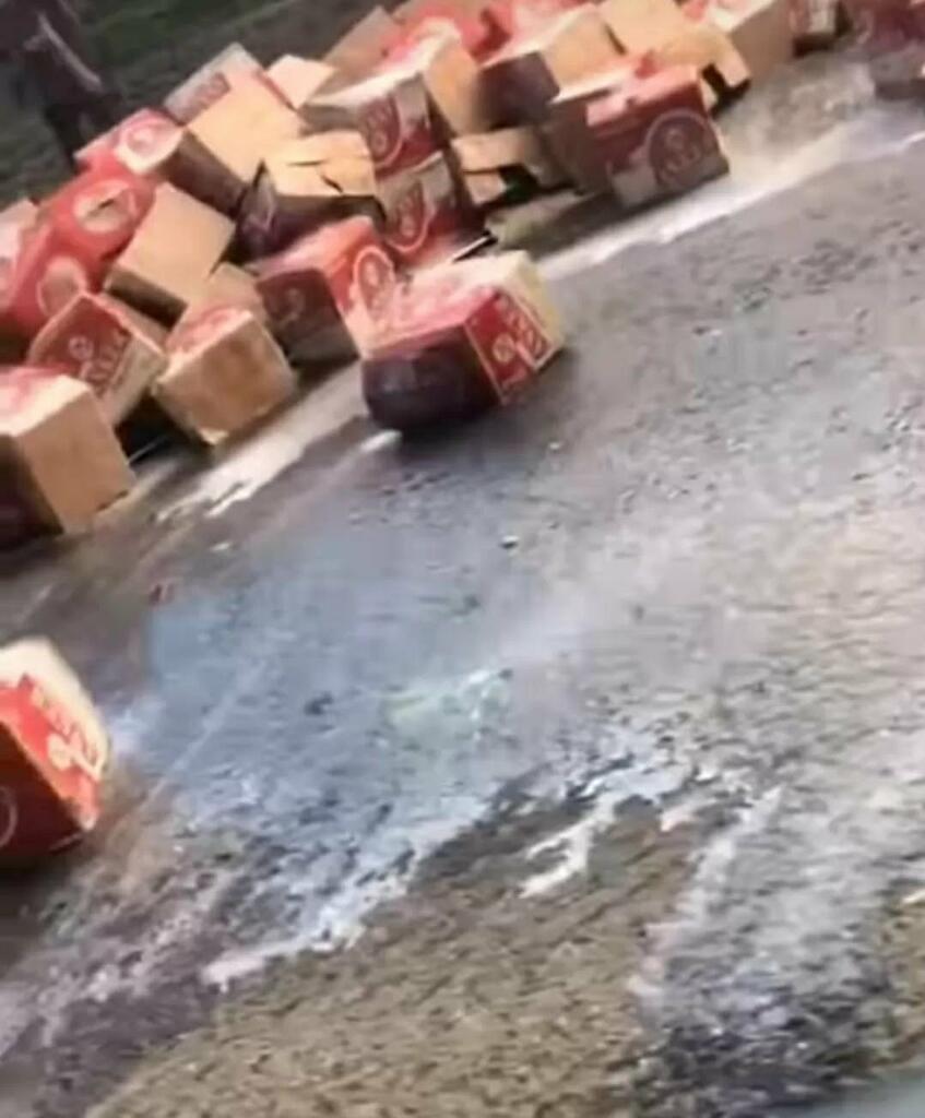 Truk Terbalik, Muatan Berisi Bir Berserakan! Warga Membantu Sambil Minum di Tempat!