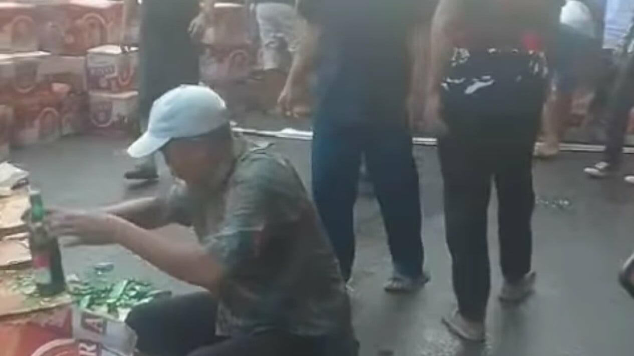 Kok Nggak Tulus? Truk Muat Bir Terbalik di Jeneponto, Warga Bantu sambil Minum Bir
