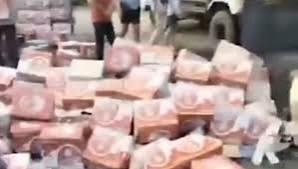 Kok Nggak Tulus? Truk Muat Bir Terbalik di Jeneponto, Warga Bantu sambil Minum Bir