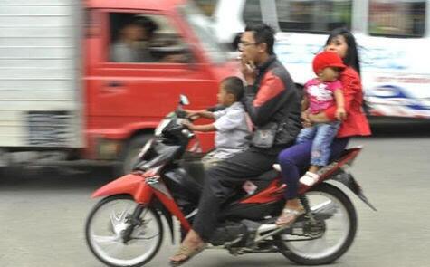 "Ngebut", Motor Bonceng Tiga Tersenggol Truk, Satu Orang Tewas