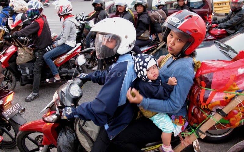 "Ngebut", Motor Bonceng Tiga Tersenggol Truk, Satu Orang Tewas