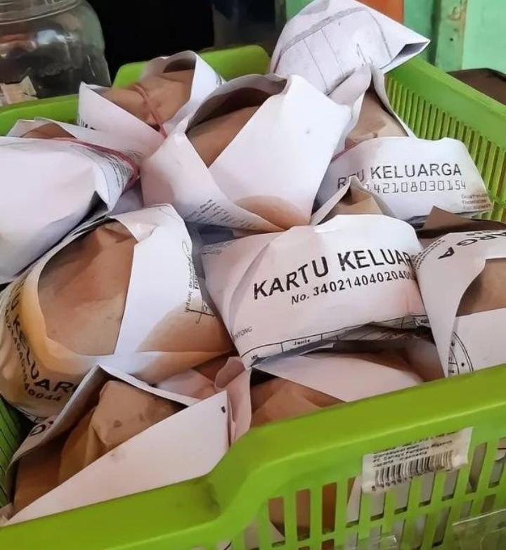 DATA KARTU KELUARGA MASYARAKAT DI JADIKAN BUNGKUS NASI, MAUPUN GORENGAN!!
