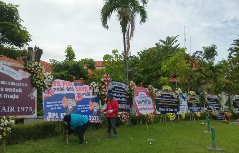 Buntut Dekan Dipecat, Halaman FK Unair Penuh Ucapan Duka