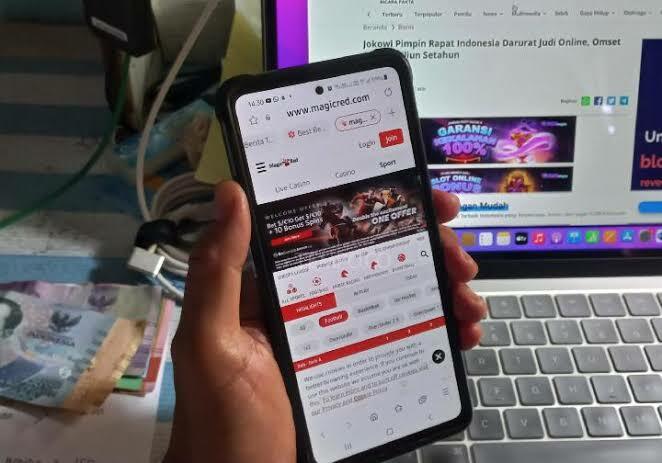Ingin Bermain, Silahkan Klik Disini! Airlangga Khawatir AI Jebloskan Main Judi Online