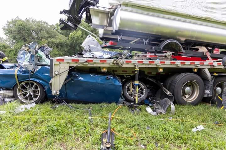 Dodge Challenger Dijepit Truk Trailer, Pengemudi Meninggal di Lokasi